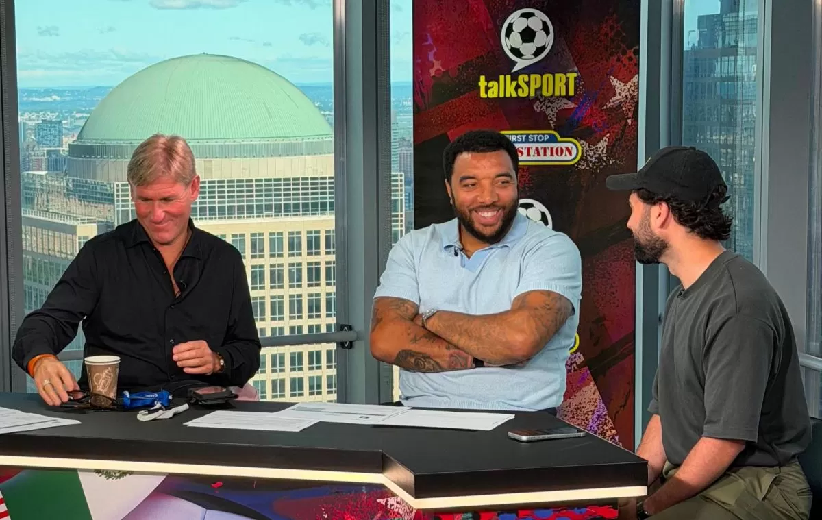 Troy Deeney (tengah) dalam tayangan talkSPORT di Piala Dunia 2026. (@t_deeney)