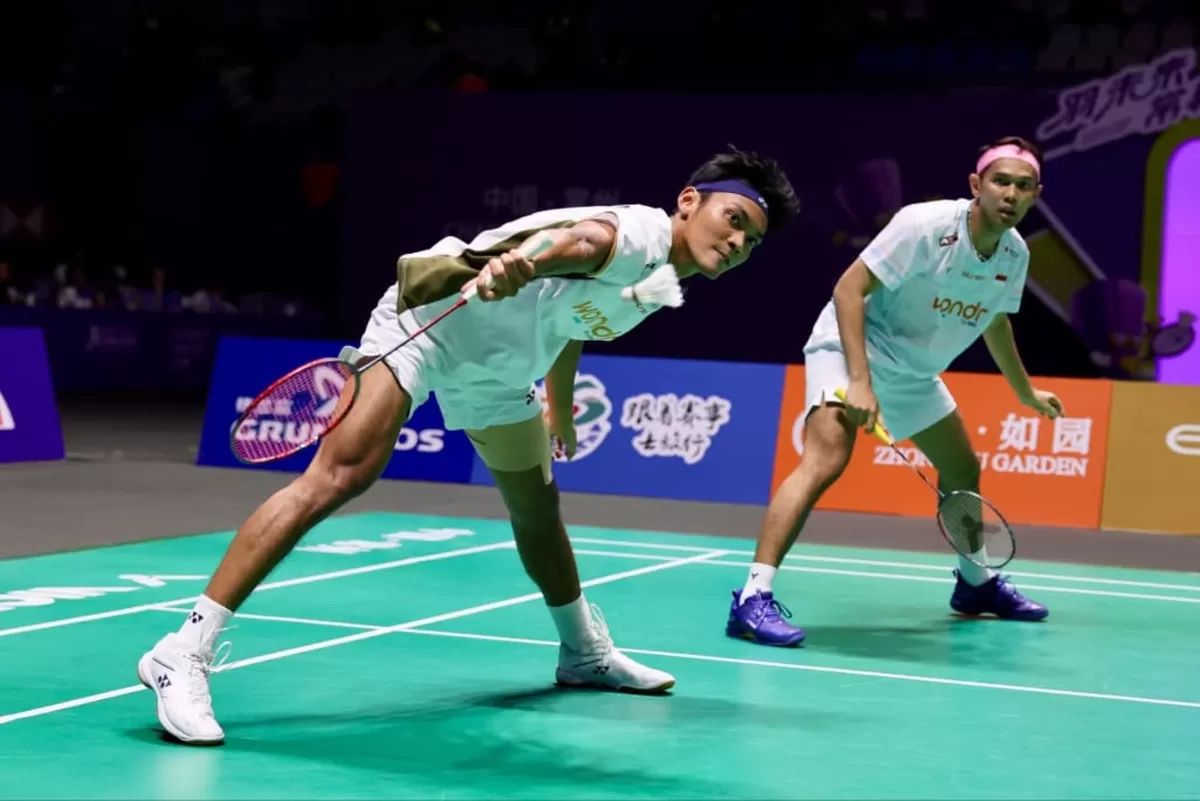 Ganda Putra Indonesia, Fajar Alfian/Muhammad Shohibul Fikri selangkah lagi meraih gelar perdana mereka di BWF Super 1000. Mereka melangkah ke final China Open 2026, usai menaklukan wakil tuan rumah. 