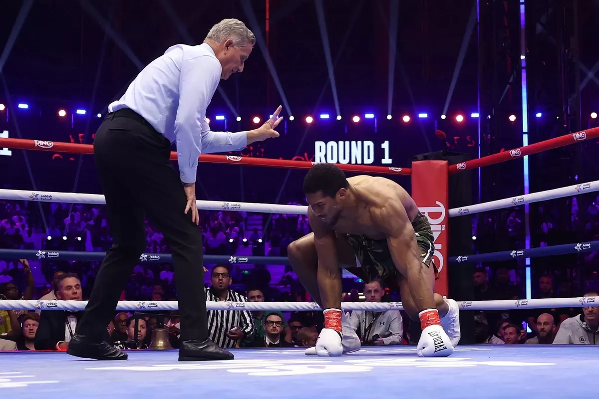 Anthony Joshua terkena pukulan dan terjatuh dalam 20 detik pertama.