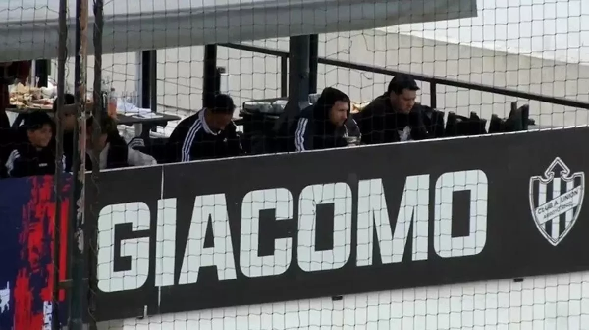 Messi datang ke stadion untuk menonton pertandingan antara Leones dan Central Cordoba.