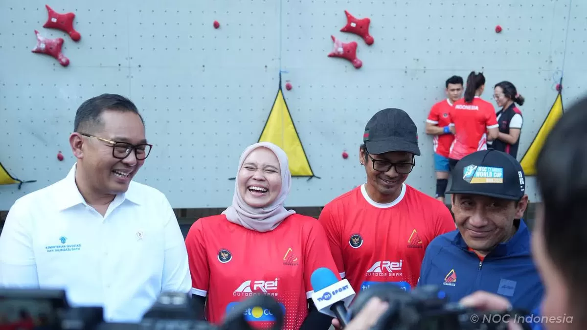 CdM Tim Indonesia Asian Games 2026 Todotua Pasaribu dan Manajer Tim Panjat Tebing Aries Susanti menjelaskan kesiapan tim, saat kunjungan ke pelatnas di Bekasi, Senin, 27 Juli.