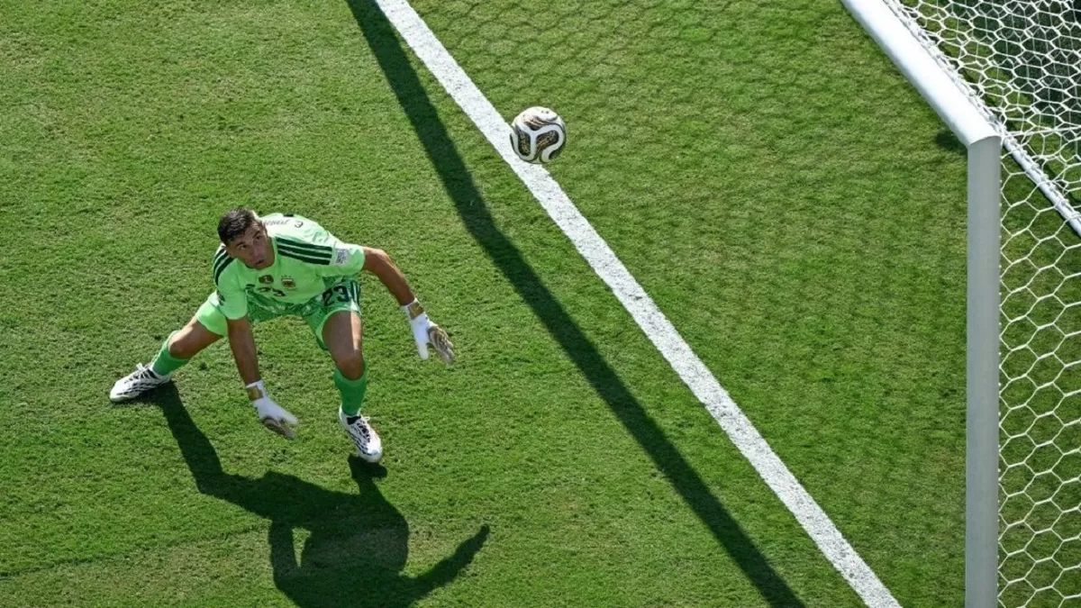Emiliano &lsquo;Dibu&rsquo; Mart&iacute;nez akan merenungkan untuk mundur dari Timnas Argentina.