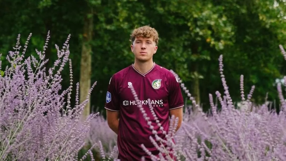 Ole Romeny menjadi model peluncuran jersei tandang Fortuna Sittard. (Fortuna Sittard)