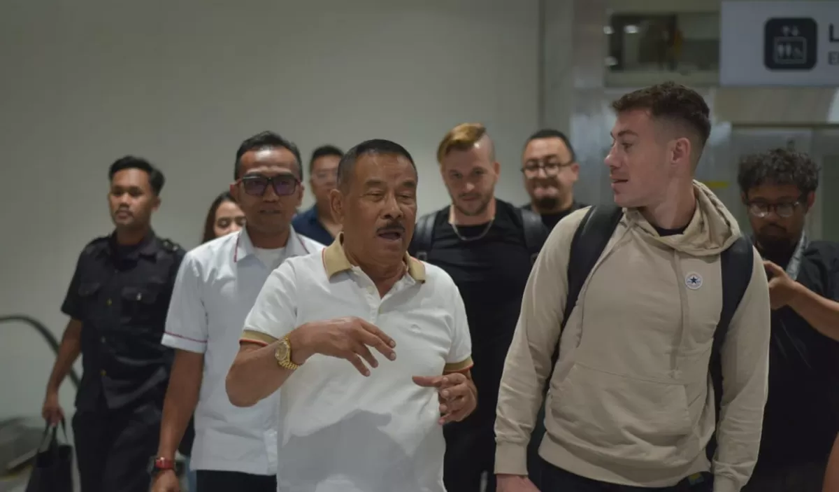 Manajer Persib Bandung Umuh Muchtar menyambut kedatangan pemain anyar Pangeran Biru, Mariano Peralta pada Senin malam, 27 Juli, di Stasiun KCIC Tegalluar, Bandung.