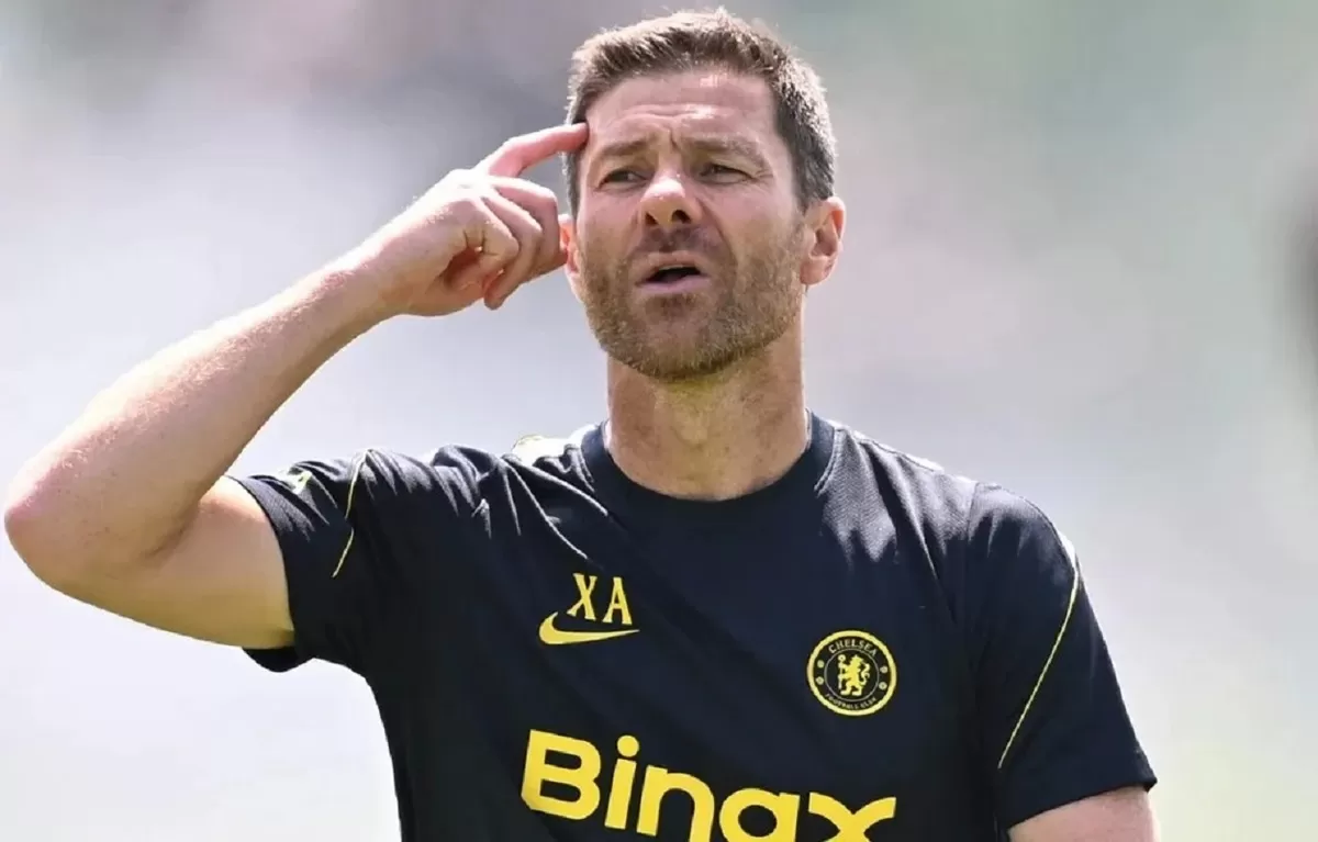 Xabi Alonso membangun kembali lini serang di Stamford Bridge.