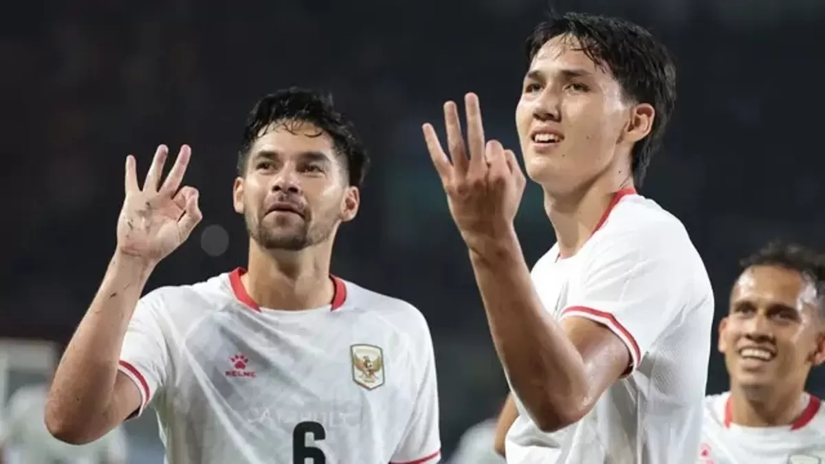 Mitchell Baker (kanan) mencetak hat-trick dalam pertandingan pembuka Piala AFF 2026 di Stadion Pakansari, Senin 27 Juli 2026.