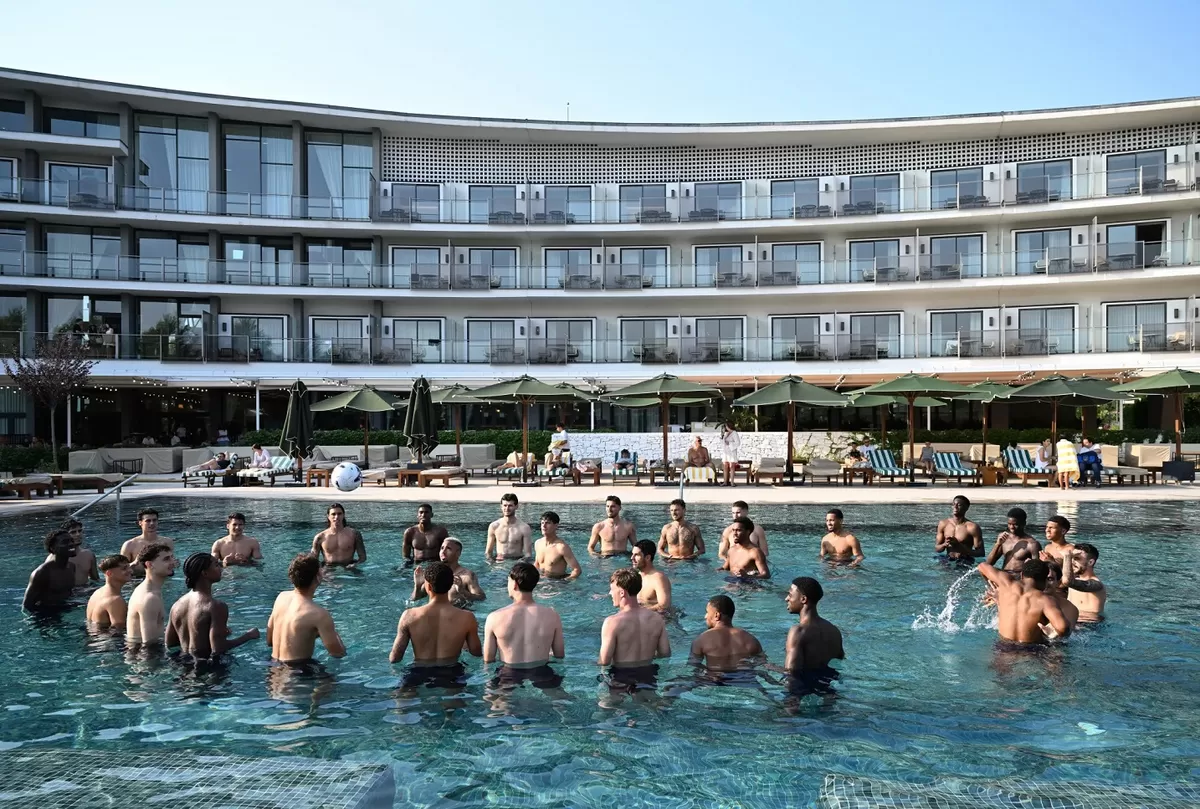 Bintang Arsenal bersantai di kolam renang pada pramusim.