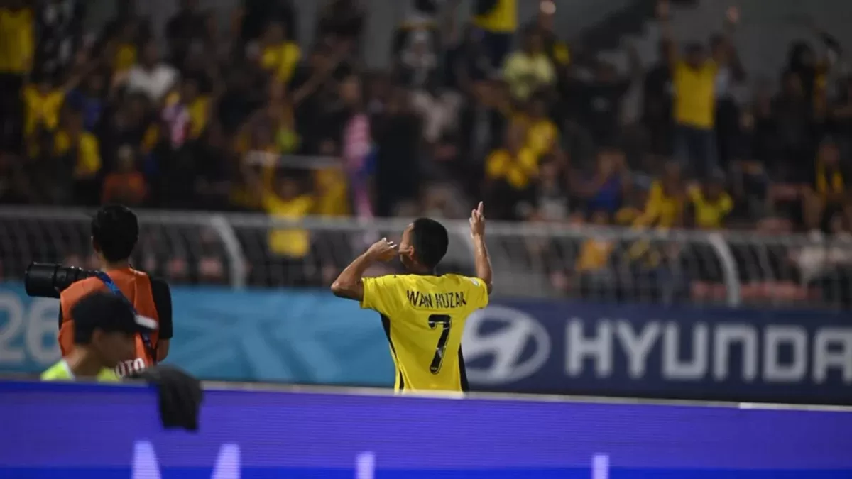 Pemain Timnas Malaysia Wan Kuzain melakukan selebrasi ke arah penonton di laga Grup B ASEAN Championship 2026 melawan Laos di Kuala Lumpur, Selasa, 28 Juli lalu.