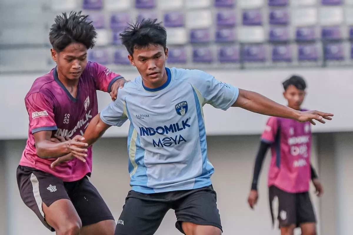 Skuat Persita jalani laga uji coba dengan Persita U-20. (Persita)