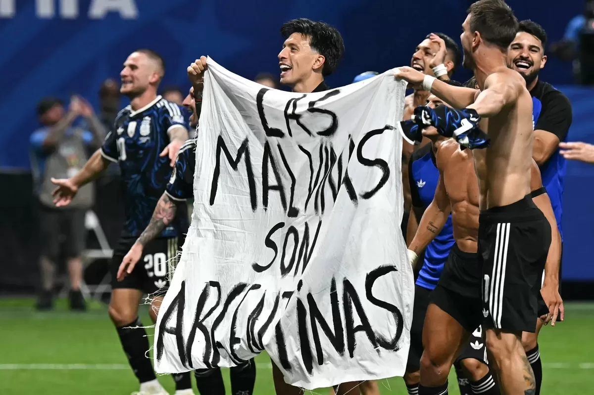 Lisandro Martinez memegang spanduk bertuliskan &lsquo;Kepulauan Falkland adalah milik Argentina.