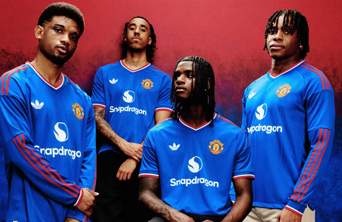 Bagi Manchester United, warna biru di laga tandang selalu memiliki makna yang berbeda.