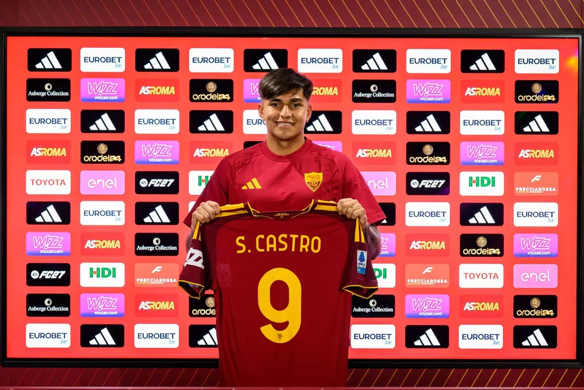 Santiago Castro resmi berseragam Roma untuk musim 2026/27. (AS Roma)