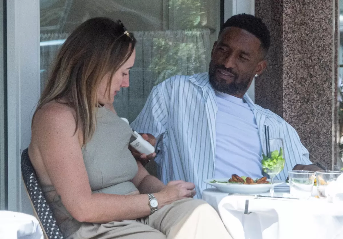 Mantan pemain sepak bola Jermain Defoe dengan nakal mengipas dada wanita baru saat makan siang romantis