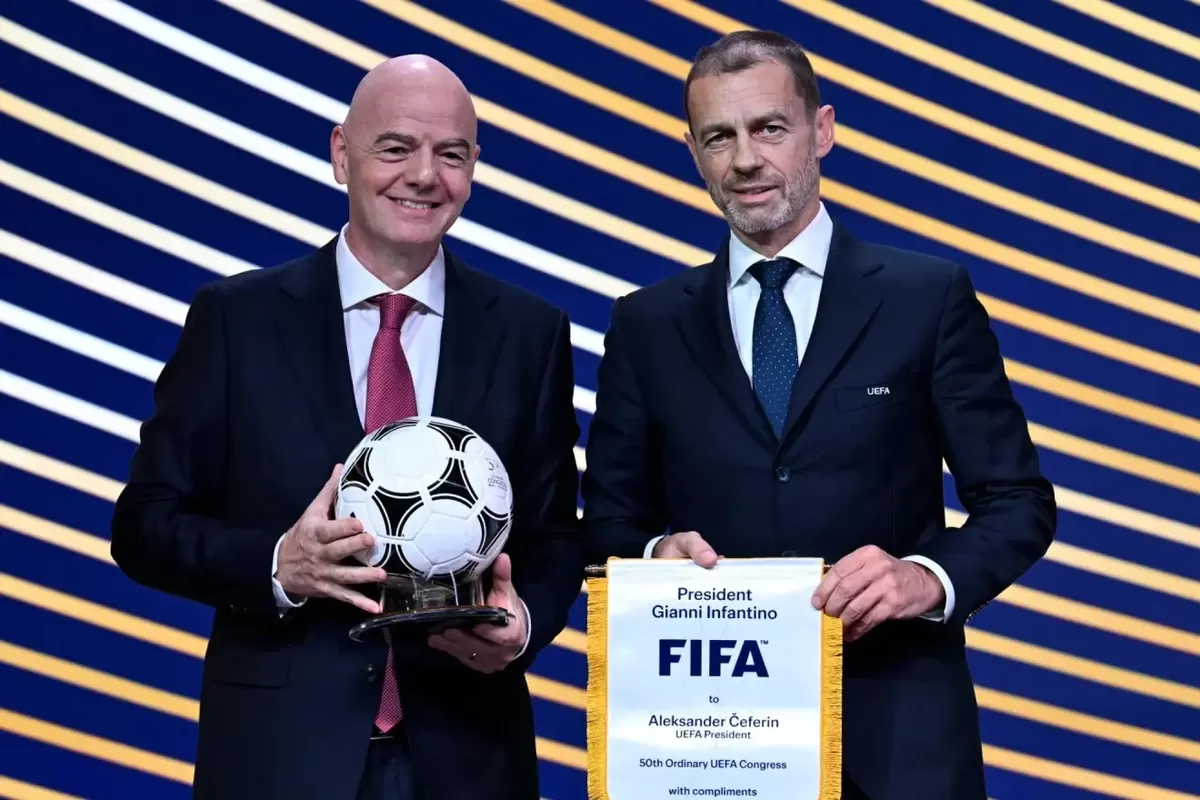 Presiden FIFA Gianni Infantino menjual sebagian dari Piala Dunia.