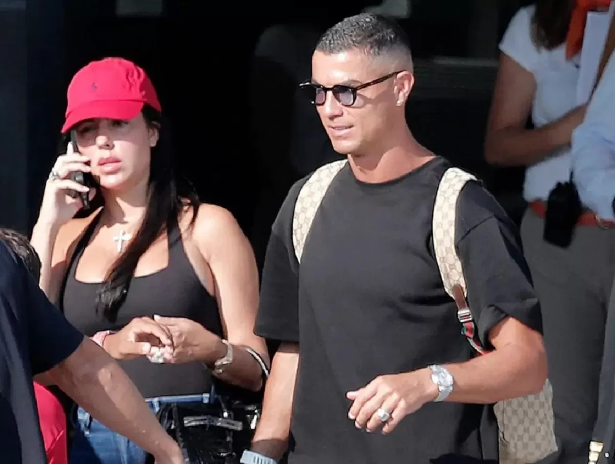 Cristiano Ronaldo dan Georgina Rodriguez memakain cincin berlian yang sama.