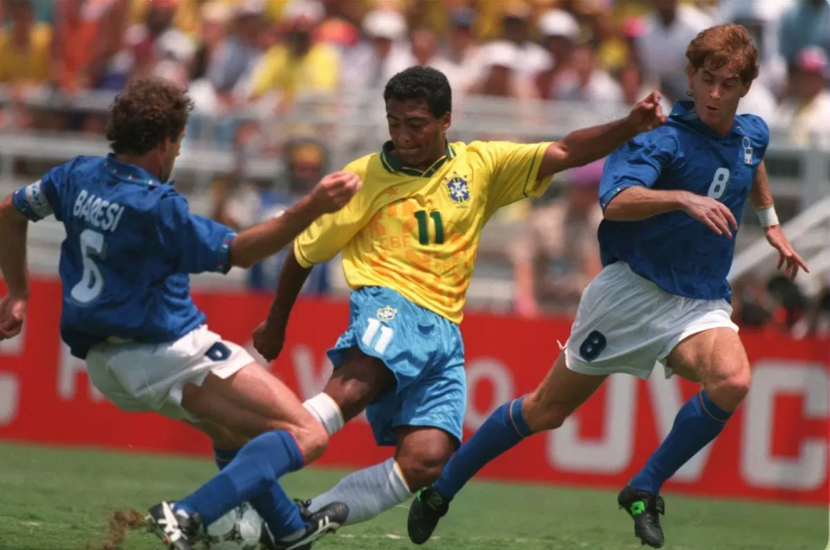 Romario vs Franco Baresi di final Piala Dunia 1994 di Amerika Serikat. (Mike Hewitt/ALLSPORT)