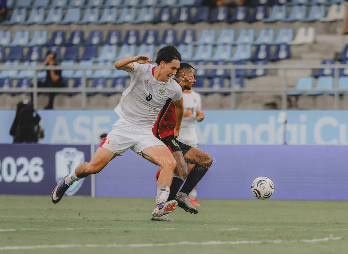 Pemain depan Garuda, Mitchell Baker beradu dengan lawan di lanjutan penyisihan Grup A ASEAN Cup 2026 melawan Timor Leste, di Stadion Chonburi, Thailand.  