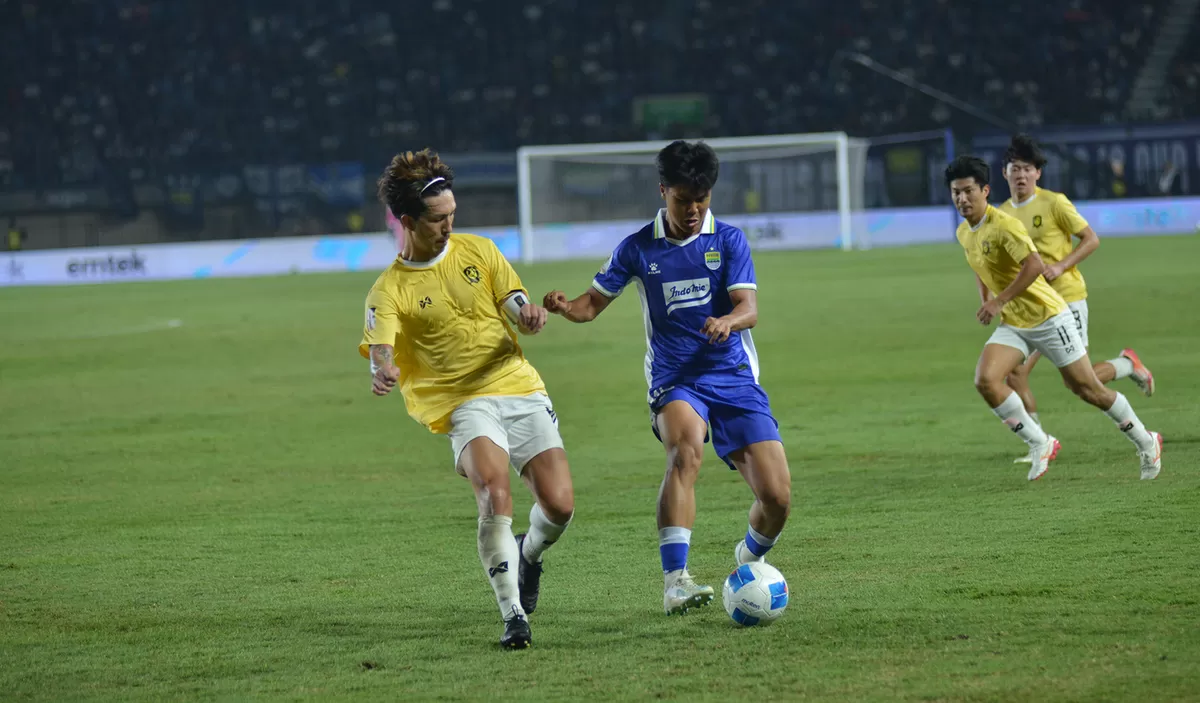 Pemain muda Persib Nazriel Alfaro Syahdan saat menghadapi Tampines Rovers di lanjutan Piala Presiden 2026. Tampines memberikan apresiasi terhadap kualitas penyelenggaraan turnamen pramusim ini. 