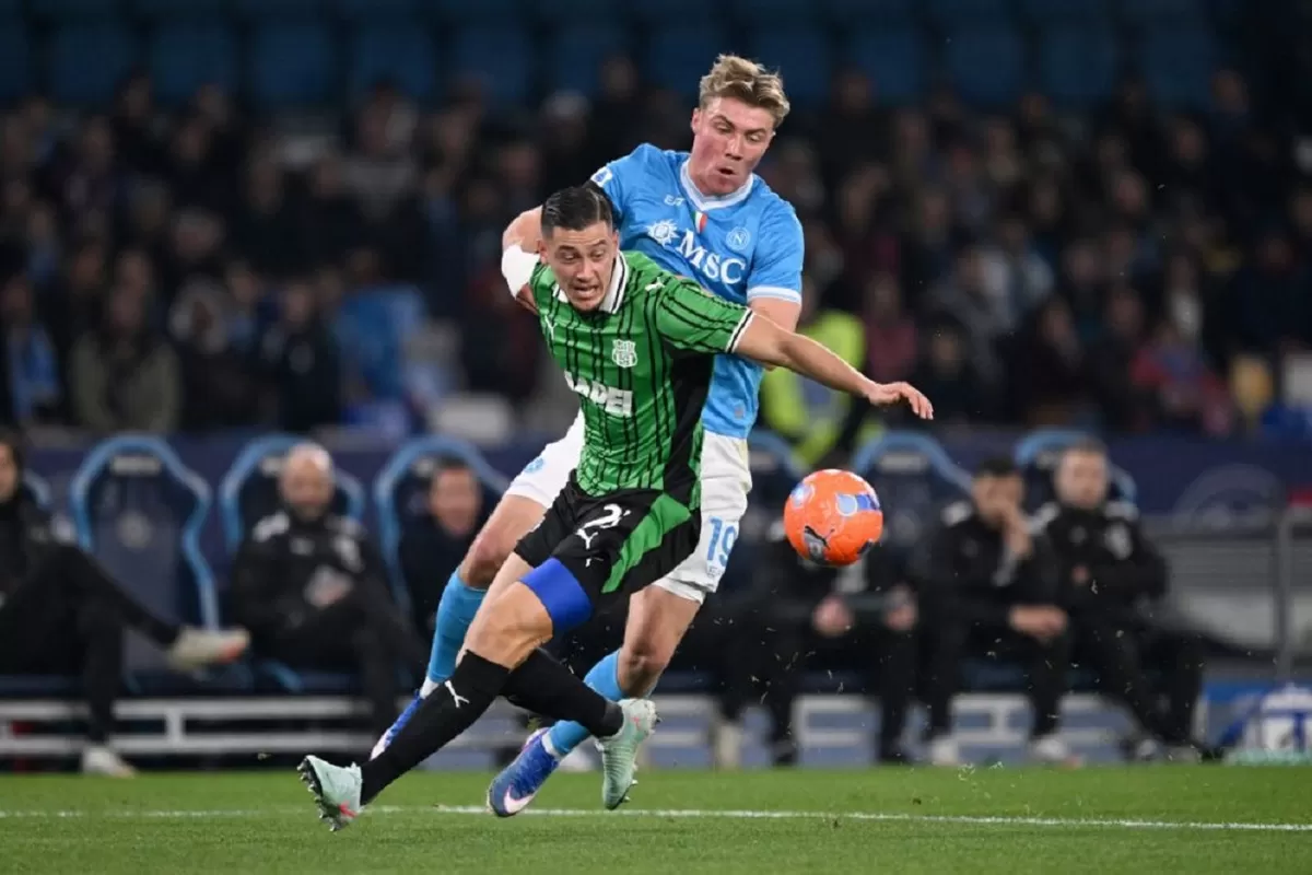 Jay Idzes kapten timnas Indonesia yang merumput di Sassuolo bertarung dengan Rasmus Hojlund dari Napoli.