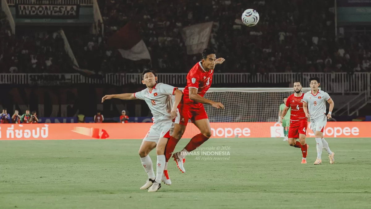 Bek Timnas Indonesia Rizky Ridho berusaha membuat bola dari pemain Vietnam pada pertandingan Grup A ASEAN Championship 2026 di Stadion Pakansari, Kab. Bogor, Senin, 3 Agustus malam.