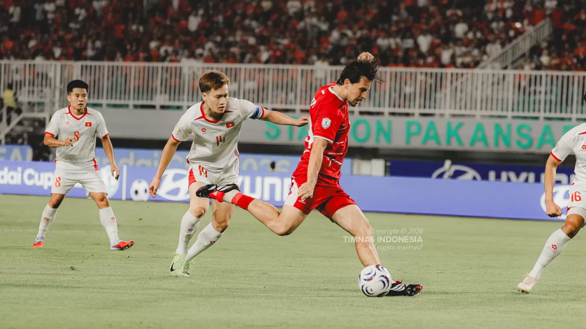 Aksi gelandang Timnas Indonesia Thom Haye di laga Grup A melawan Vietnam, Senin malam, 3 Agustus, di Stadion Pakansari, Kab. Bogor. Skuad Garuda terpuruk 0-3.