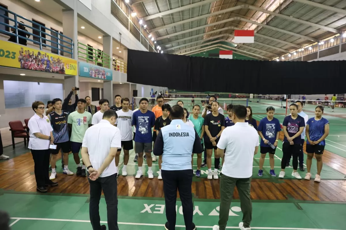 CdM Kontingen Indonesia untuk Asian Games 2026, Todotua Pasaribu (tengah) meninjau langsung Pelatnas PBSI di Cipayung, Selasa, 4 Agustus 2026. Ia ingin memastikan persiapan para atlet menuju Nagoya.