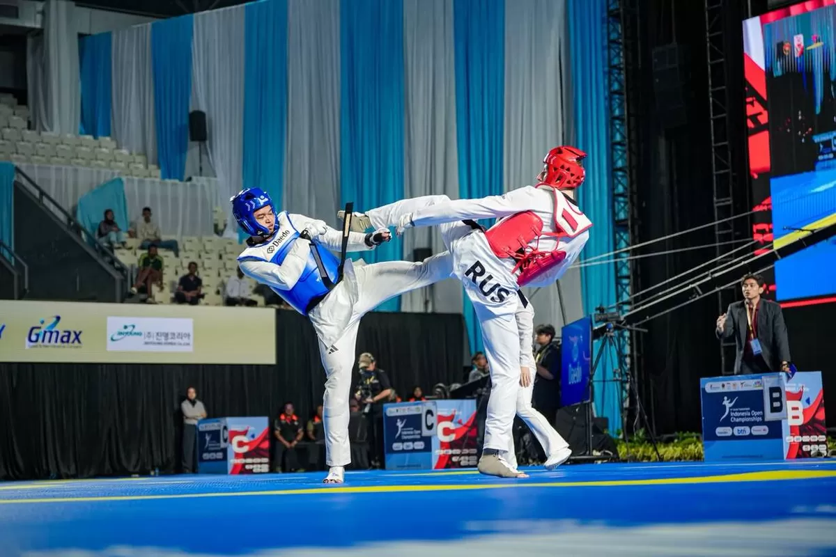 Taekwondoin Indonesia Adrian Kaiser saat menghadapi wakil Rusia, Vladislav Budin di kelas -87 kilogram putra kategori kyorugi, Selasa, 4 Agustus di Tennis Indoor Senayan, Jakarta.