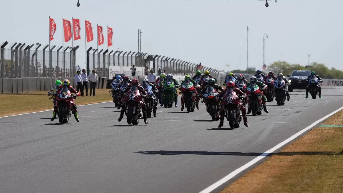 Start WorldSBK di putaran 8 di Sirkuit Donnington Park, Inggris (WorldSBK)