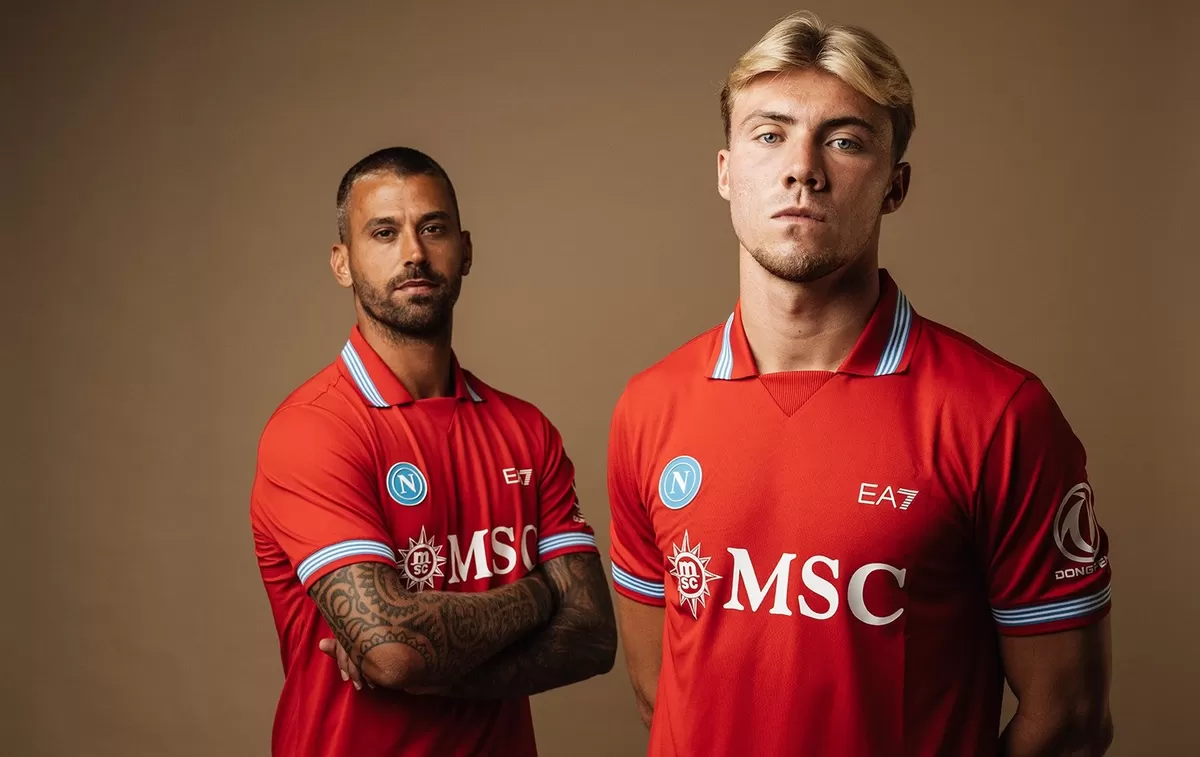 SSC Napoli meluncurkan "Tutto il Rosso di Napoli" (Naples dalam Segala Nuansa Merahnya).