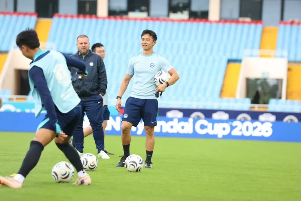Pelatih Timnas Singapura Gavin Lee saat memimpin latihan di Stadion Jalan Besar, Singapura, Kamis, 6 Agustus, jelang laga melawan Indonesia di penyisihan terakhir Grup A ASEAN Championship 2026.