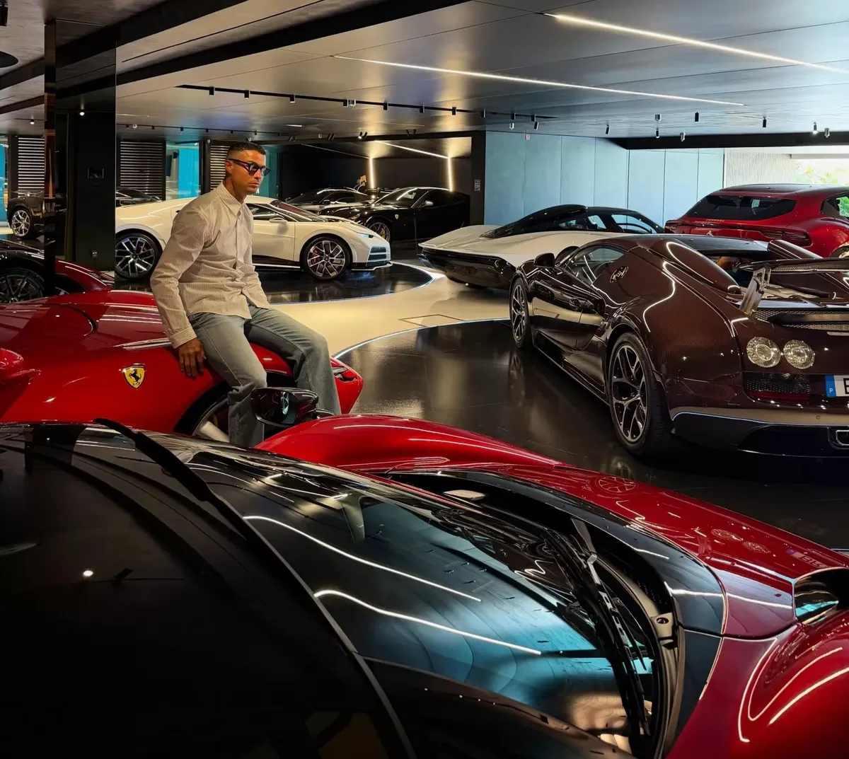 Cristiano Ronaldo di antara koleksi mobil mewahnya.