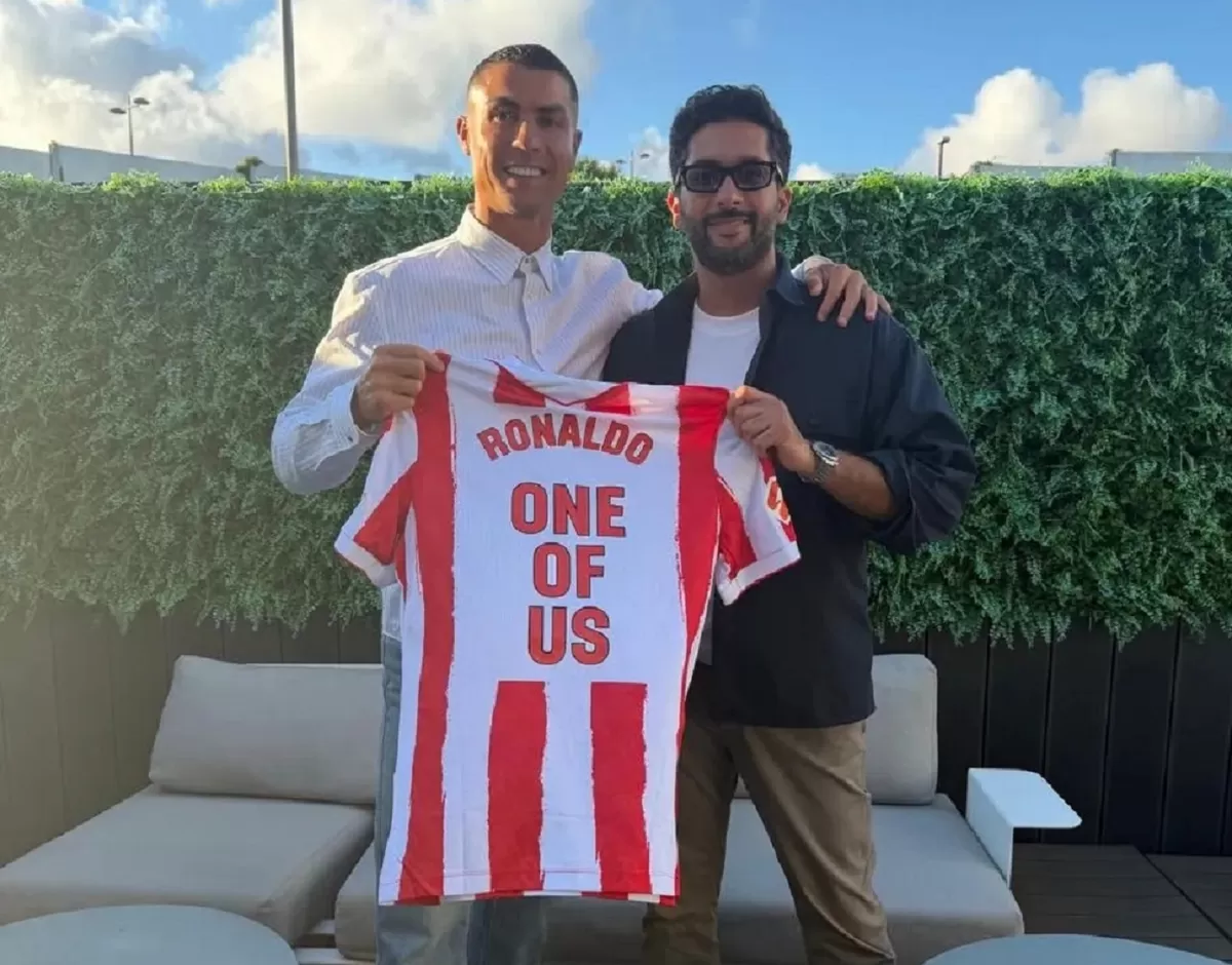 Cristiano Ronaldo terlihat berfoto dengan seragam Almeria.