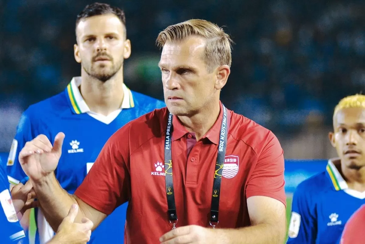 Pelatih Persib Igor Tolic memberikan arahan kepada pemainnya. (@persib)
