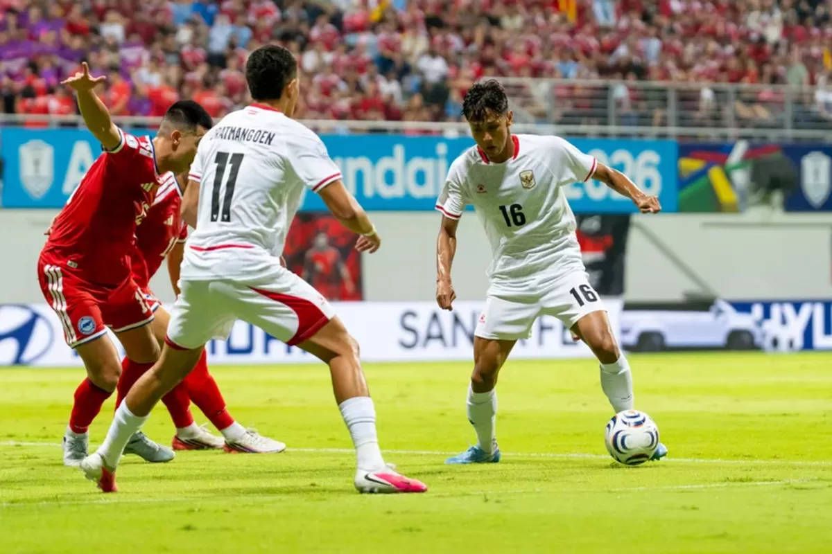 Dua pemain Indonesia berusaha mengontrol bola di laga melawan Singapura di penyisihan akhir Grup A ASEAN Championship 2026, 7 Agustus. Indonesia tersingkir.