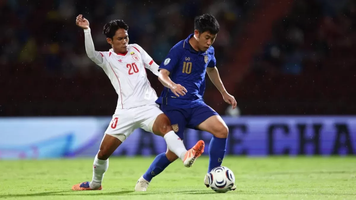 Gelandang serang Thailand Worachit Kanitsribumphen (10) berusaha melepaskan diri dari penjagaan pemain Myanmar di laga Grup B ASEAN Championship 2026, Sabtu, 8 Agustus. Thailand sempurna.