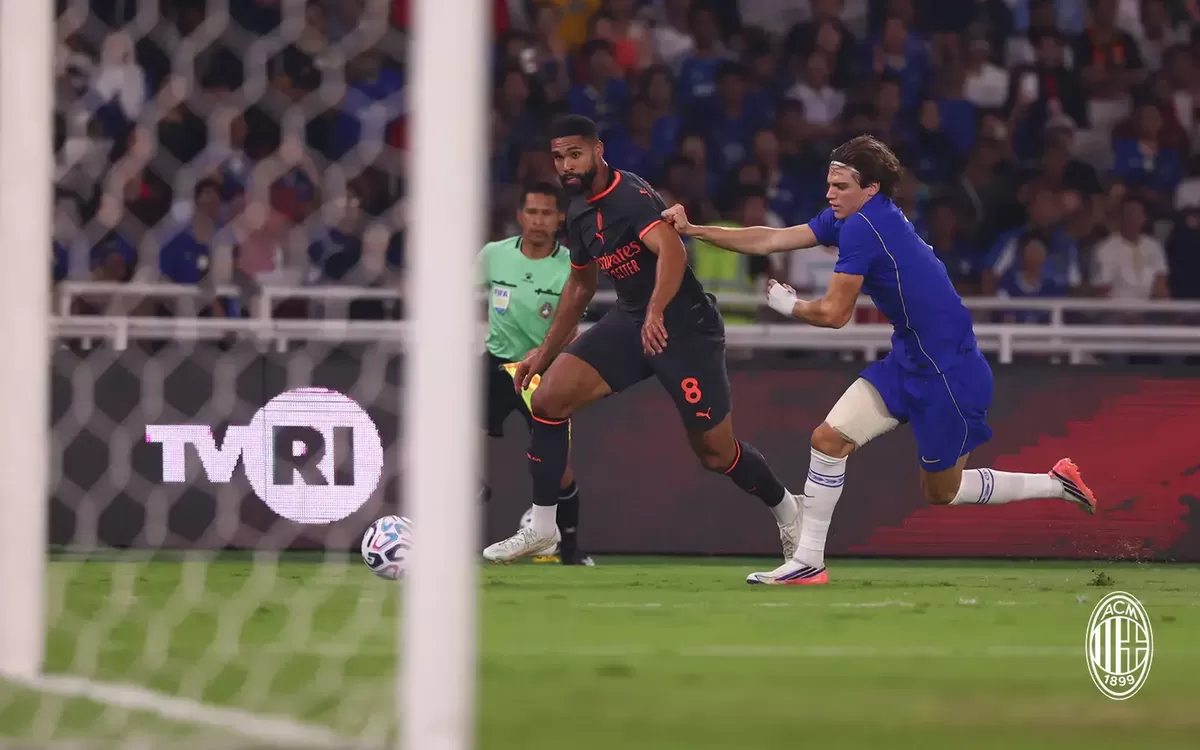 Aksi pemain AC Milan Ruben Loftus-Cheek dalam laga Chelsea vs AC Milan, di Tur Pra-Musim 2026 di SUGBK, Jakarta, Sabtu, 8 Agustus.