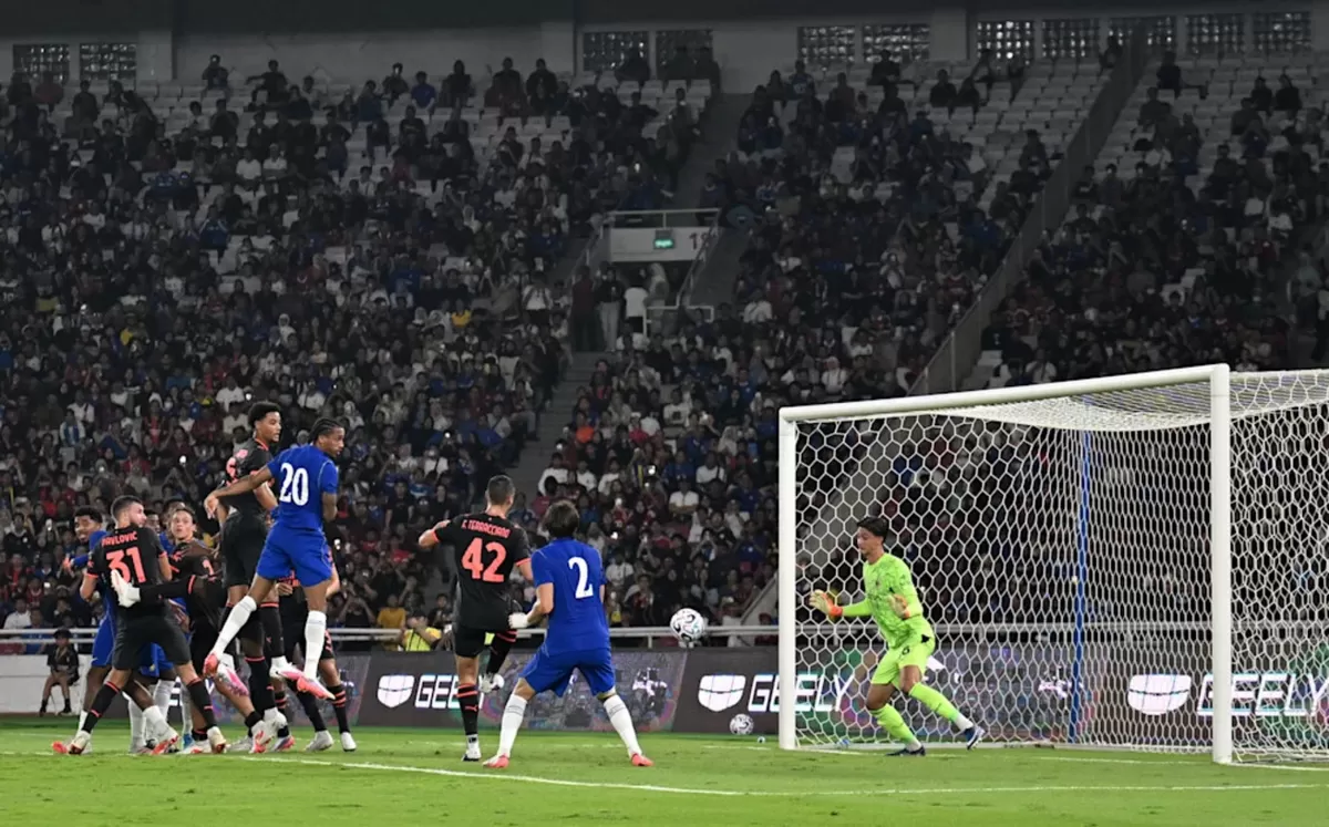 Joao Pedro memecah kebuntuan dengan sundulan tipis sebelum babak pertama berakhir pada laga pramusim melawan AC Milan, di SUGBK, Jakarta, Sabtu, 8 Agustus.