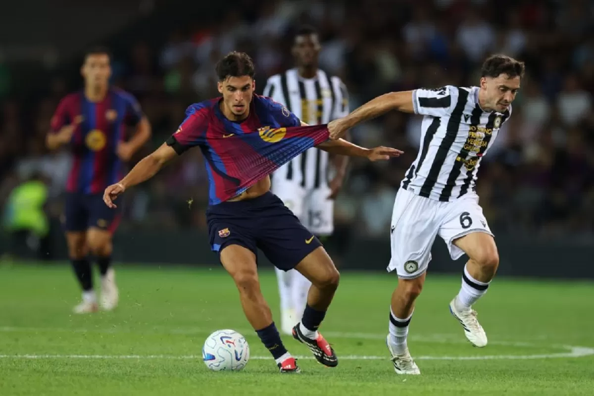 Guille Fernandez dari Barcelona dan Oier Zarraga dari Udinese saat beraksi dalam pertandingan Friuli Venezia Giulia Cup.