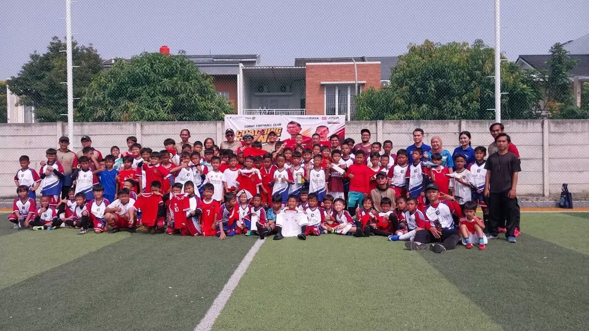 Legenda Timnas Indonesia,  Ismed Sofyan, dan mantan pemain Timnas U-19, Washiyatul Akmal berbagi ilmu dan pengalaman dalam coaching clinic di Tangerang, Minggu, 9 Agustus. 