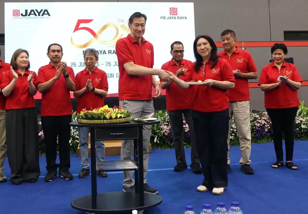 Candra Ciputra, pembina Yayasan Pembangunan Jaya Raya, memberikan tumpeng kepada Susy Susanti pada HUT ke-50 menandai era baru PB Jaya Raya, Senin, 10 Agustus di Tangerang.