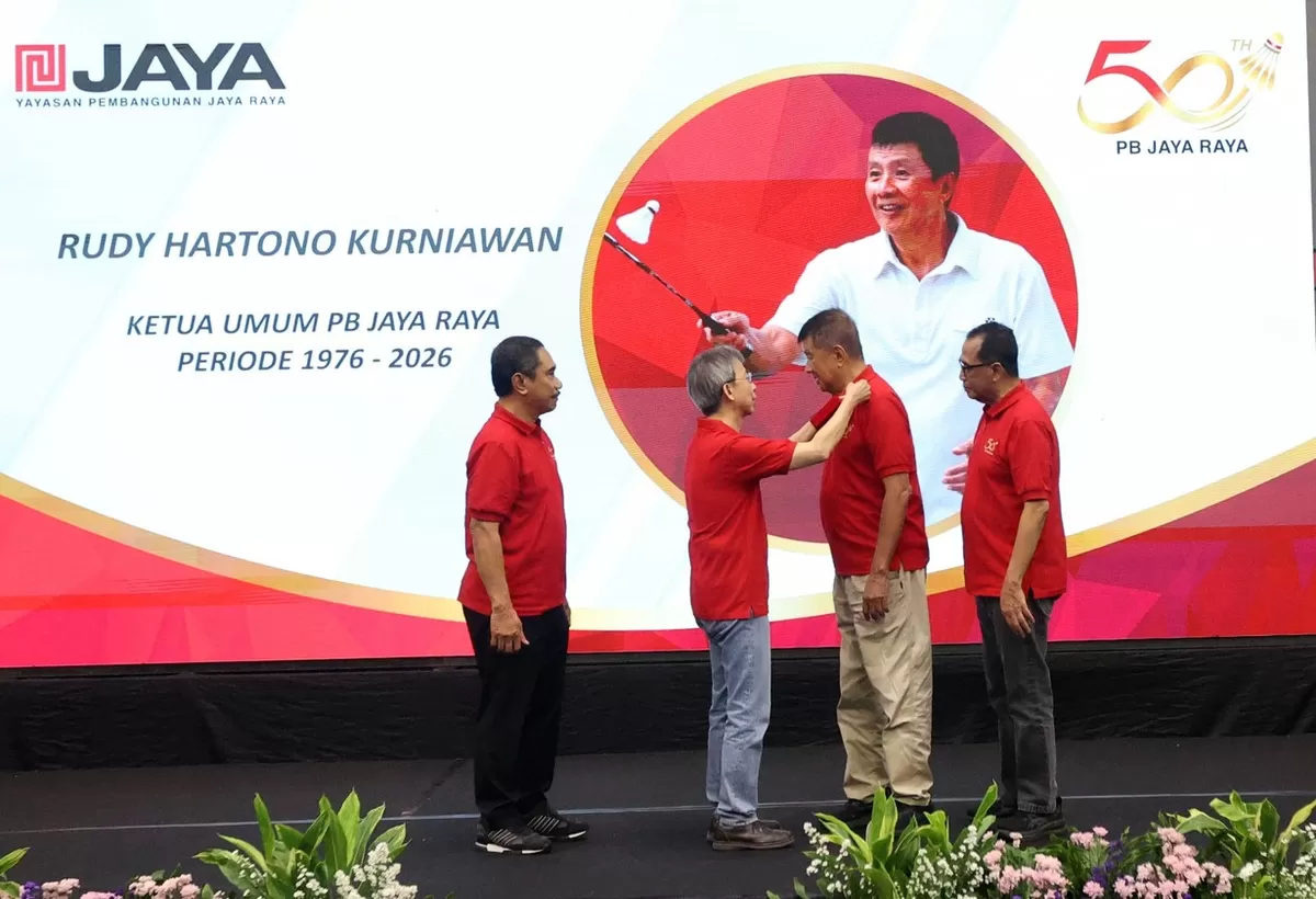 Legenda bulutangkis Indonesia, Rudy Hartono mendapatkan penghargaan atas pengabdiannya sebagai Ketua Umum PB Jaya Raya sejak klub berdiri pada 1976 hingga 2026.