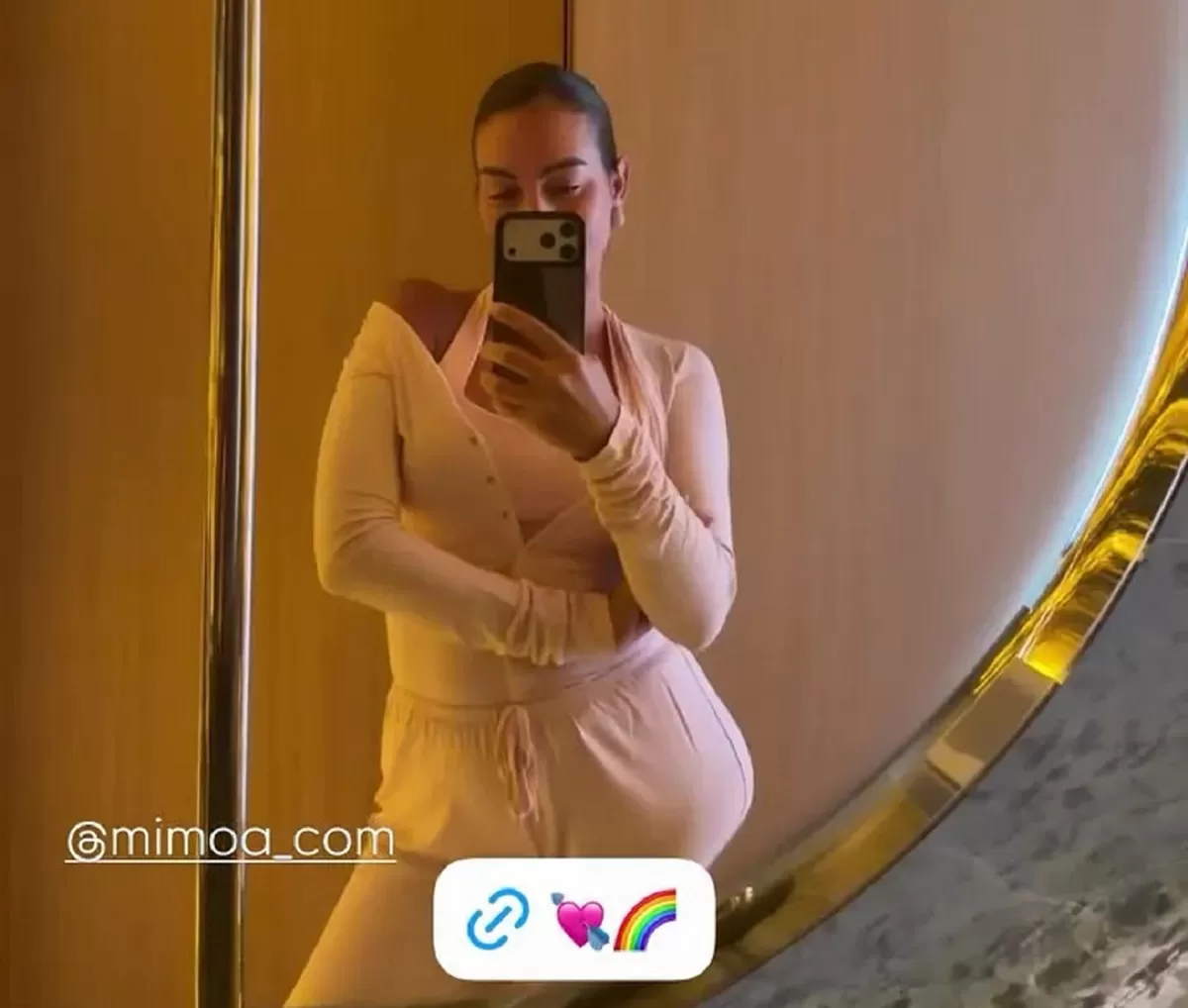 Georgina Rodriguez berpose pakai celana olahraga.