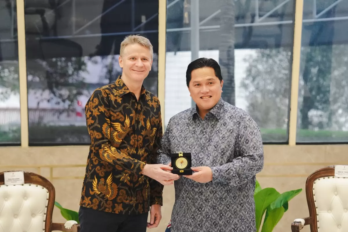 Duta Besar Australia untuk Indonesia Rod Brazier memberikan cinderamata kepada Menpora Erick Thohir, 11 Agustus, sebagai simbolis berjalannya kerjasama bilateral di bidang olahraga dan pemuda.