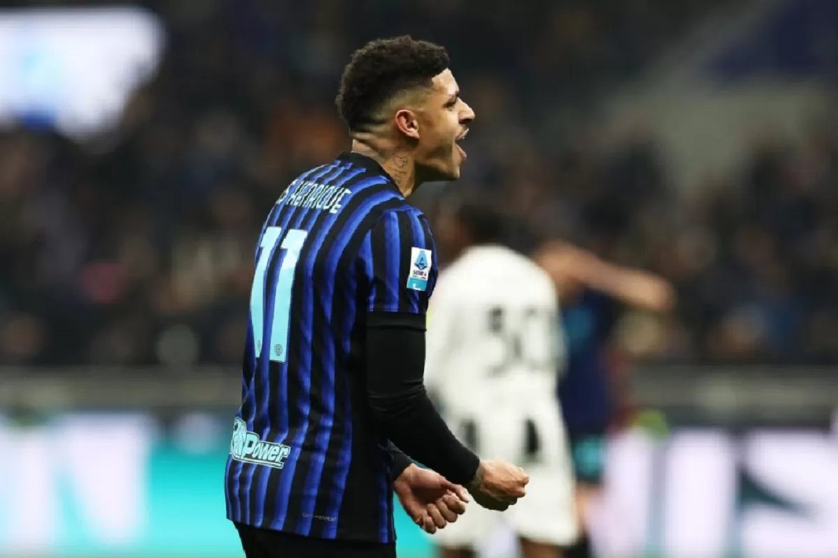 Luis Henrique dari FC Internazionale Milano merayakan gol pertama timnya.