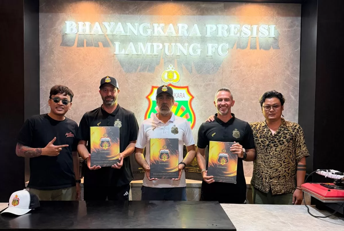 Oscar Bruzon Barreras dkk resmi melatih Bhayangkara FC gantikan Paul Munster. (@oscar_bruzon)