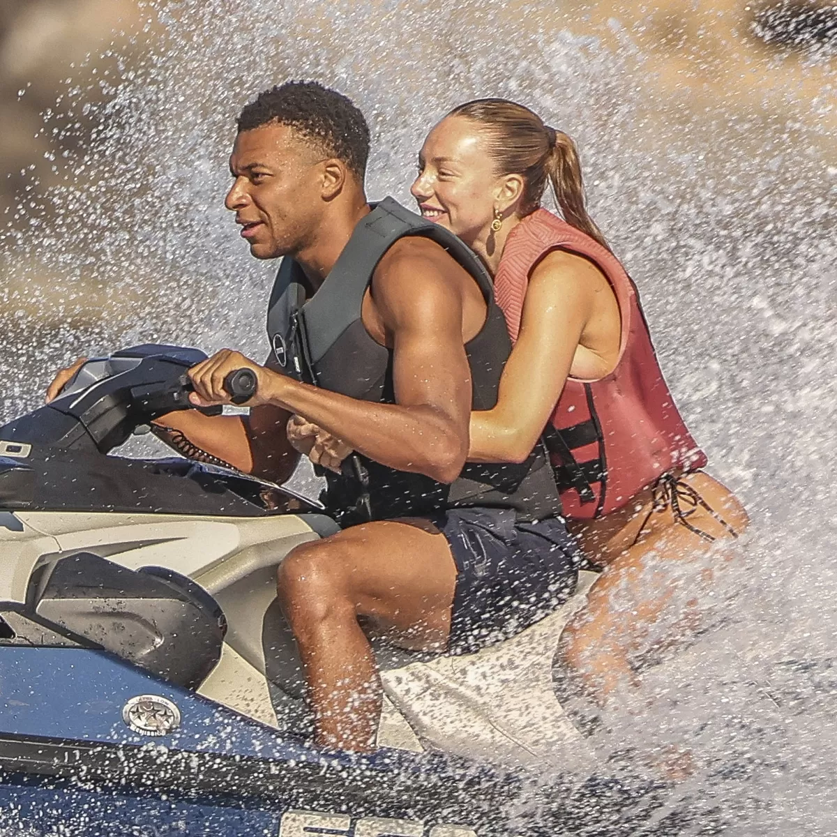 Kylian Mbappe dan Ester Exposito menikmati liburan romantis di Ibiza, Spanyol