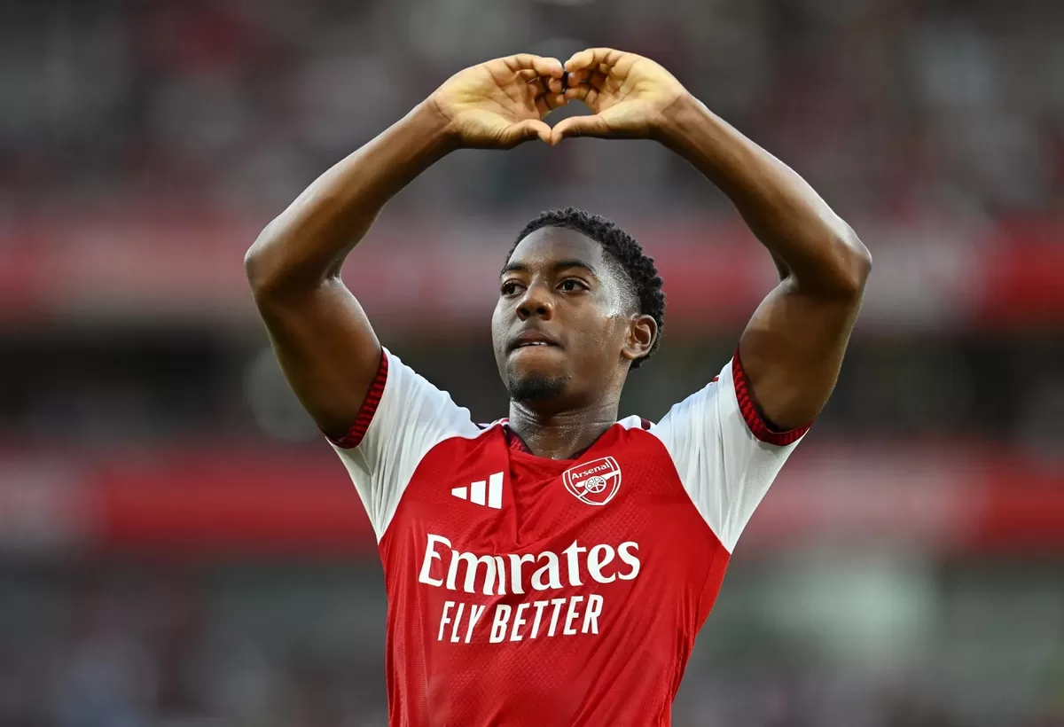 Myles Lewis Skelly membentuk gestur hati usai mencetak gol untuk Arsenal melawan Como.