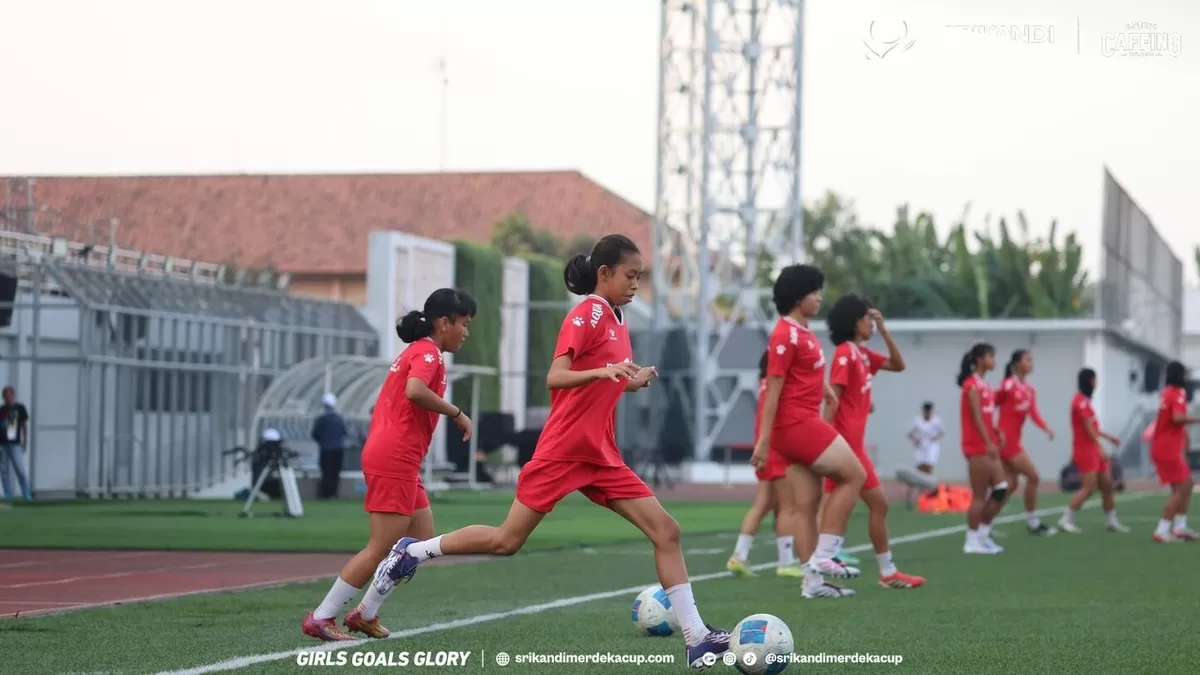 Seorang pemain Garuda Pertiwi menguasai bola selama sesi latihan resmi tim menjelang laga melawan Arab Saudi di Srikandi Merdeka Cup 2026, di Supersoccer Arena, Kudus, Jumat, 14 Agustus.