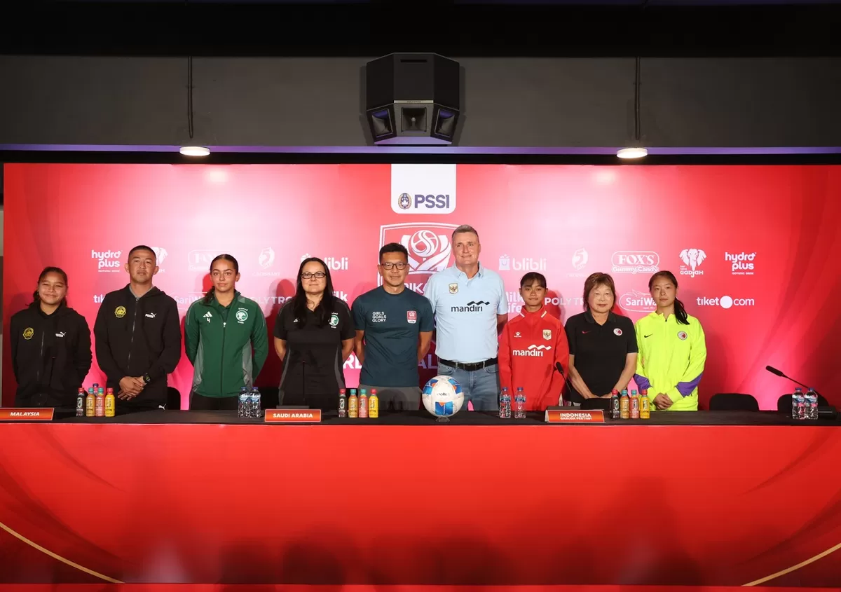 Pelatih dan perwakilan pemain Grup A Srikandi Merdeka Cup 2026 dalam jumpa pers pra-pertandingan di Super Soccer Arena, Kudus. Indonesia akan melakoni laga pertama fase grup melawan Arab Saudi.