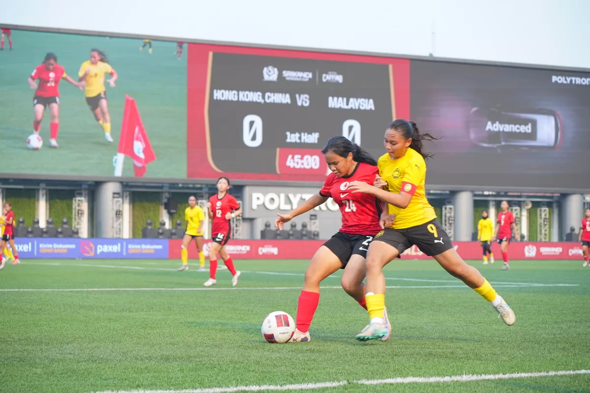 Aksi para pemain Hong Kong U16 melawan Malaysia U16 di laga pertama Grup A Srikandi Merdeka Cup 2026, di Super Soccer Arena, Kudus, Jumat, 14 Agustus. Keduanya sama-sama berbagi angka.